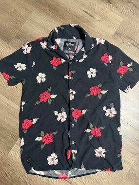 Hollister Men's Black Floral Short-Sleeve Button-Up Shirt small beach vacation